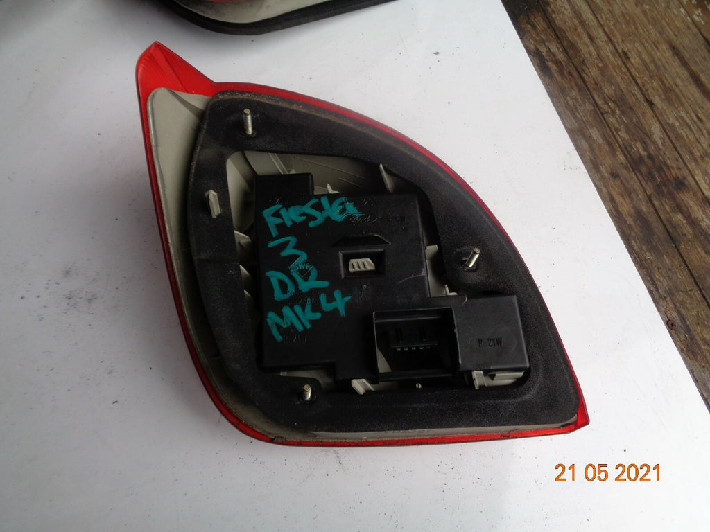 FORD FIESTA MK4 3 DOOR 2002 OSR DRIVER SIDE REAR BACK BRAKE TAIL LIGHT CLUSTER