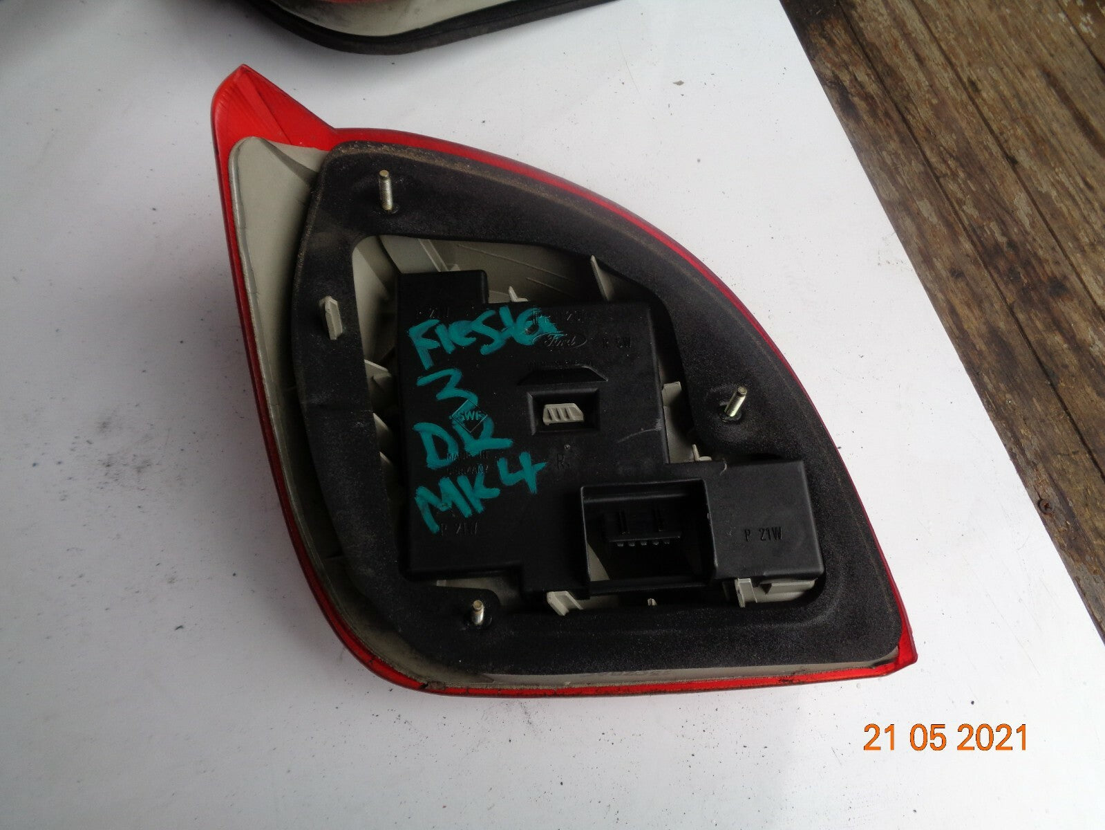 FORD FIESTA MK4 3 DOOR 2002 OSR DRIVER SIDE REAR BACK BRAKE TAIL LIGHT CLUSTER