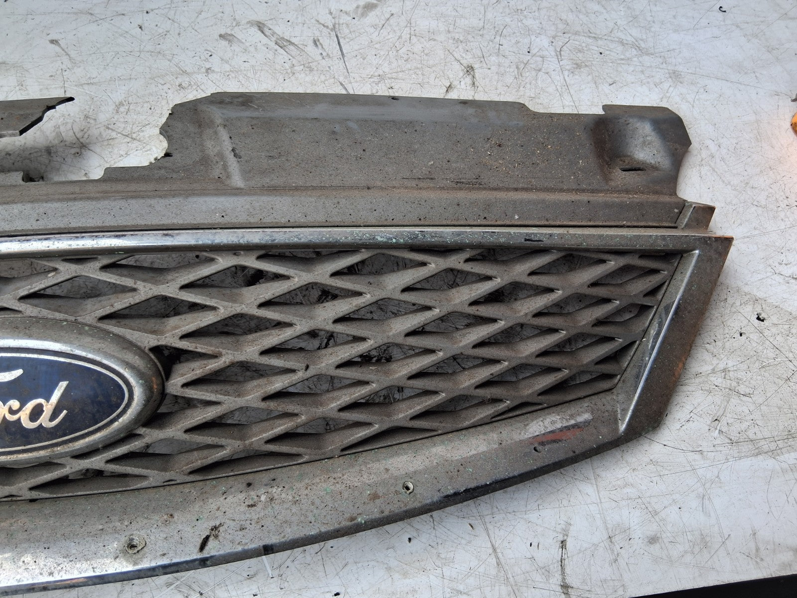 2005 FORD MONDEO MK3 FRONT BUMPER GRILL DAMAGED 6S718A133