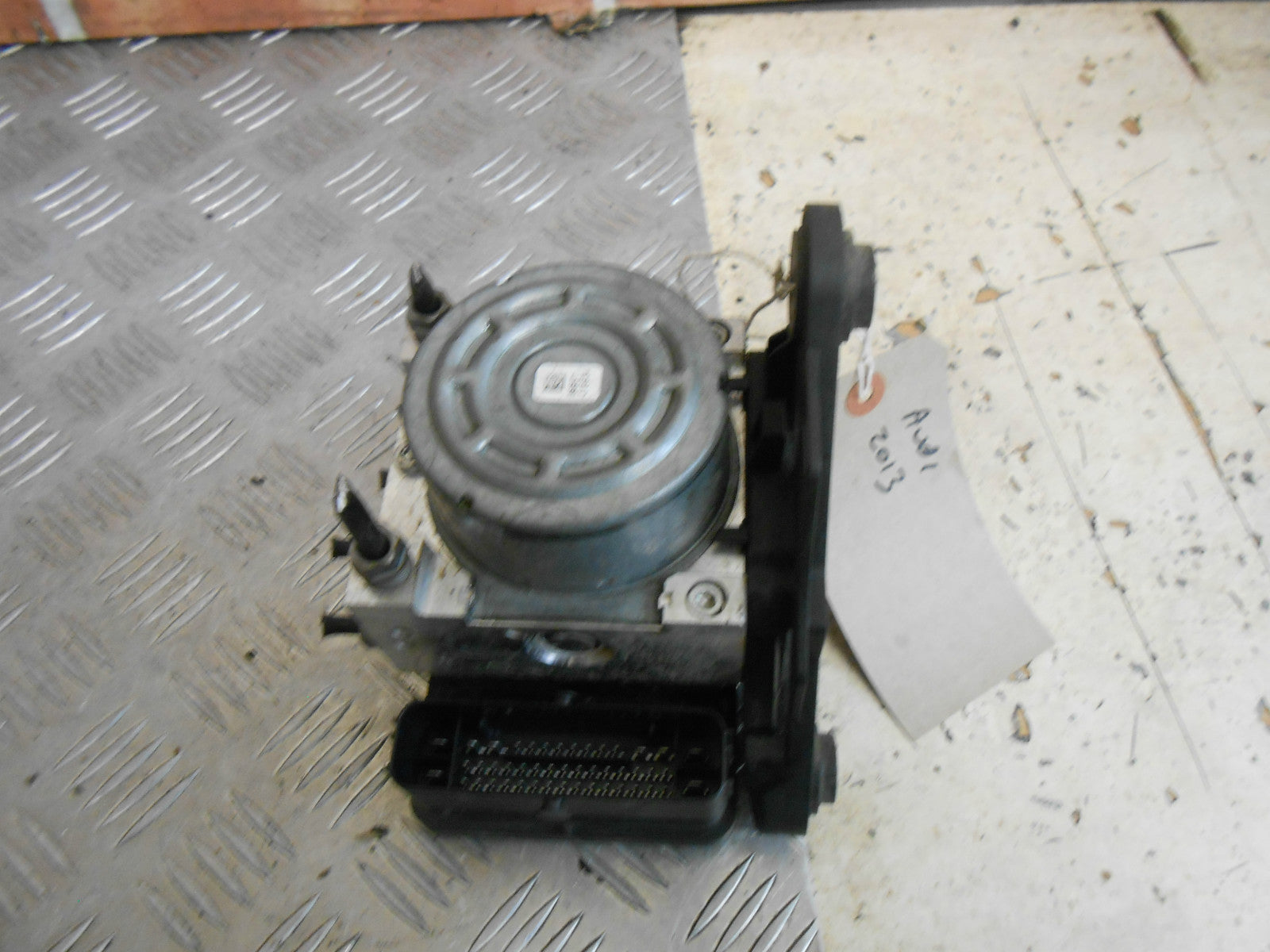 AUDI A3 8V 2013 1.6 TDI ABS ANTI LOCK BRAKE SYSTEM PUMP CONTROLLER 5Q0614517R
