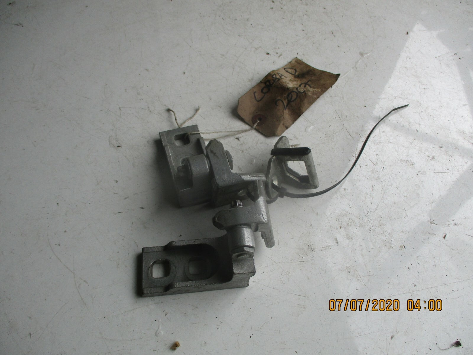 VAUXHALL CORSA D E 2010 NSF PASSENGER SIDE FRONT DOOR HINGE CATCH SET 13180565