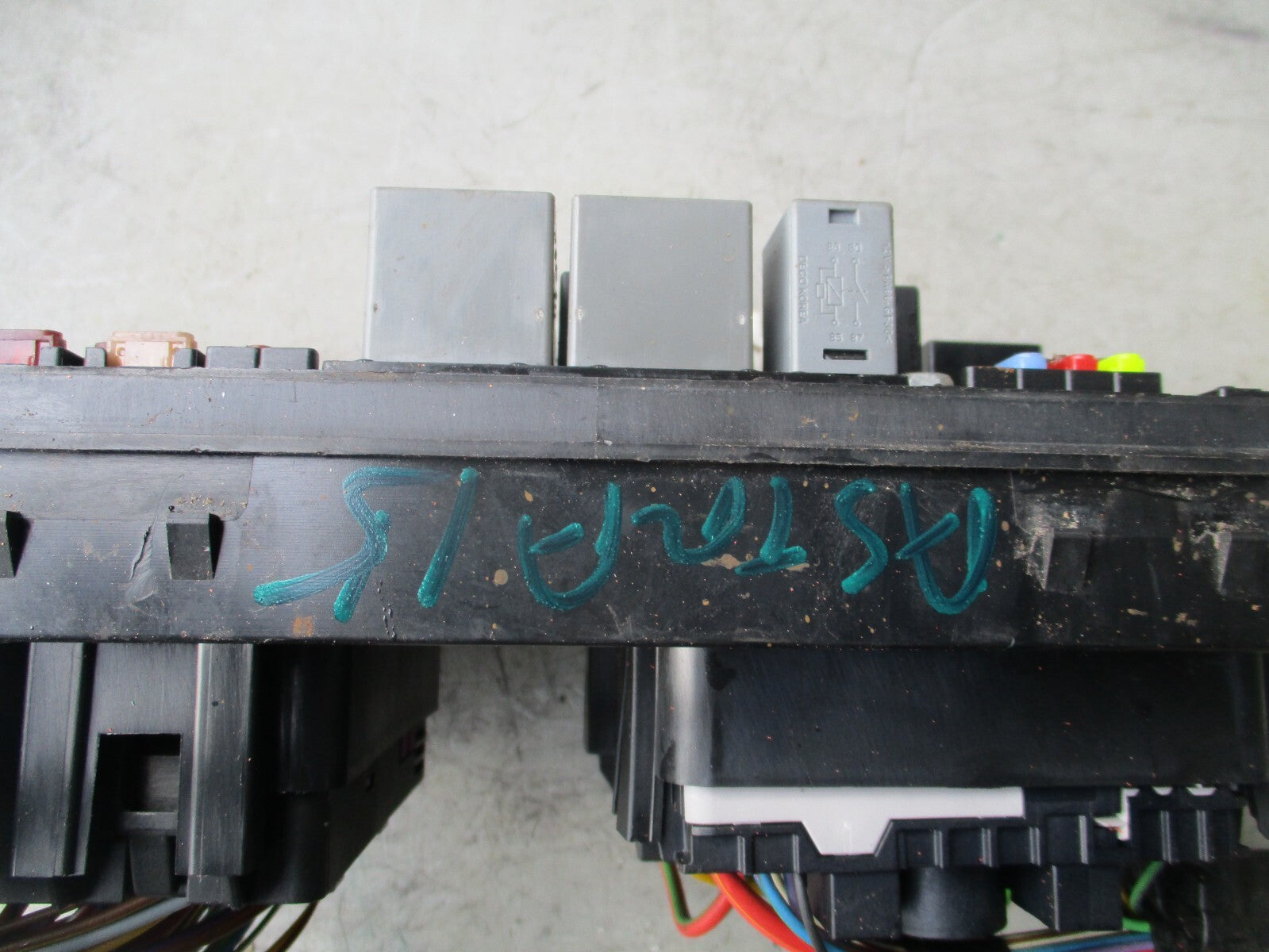 2010 VAUXHALL ASTRA J MK6 1.7 DIESEL FUSE BOX 13313205