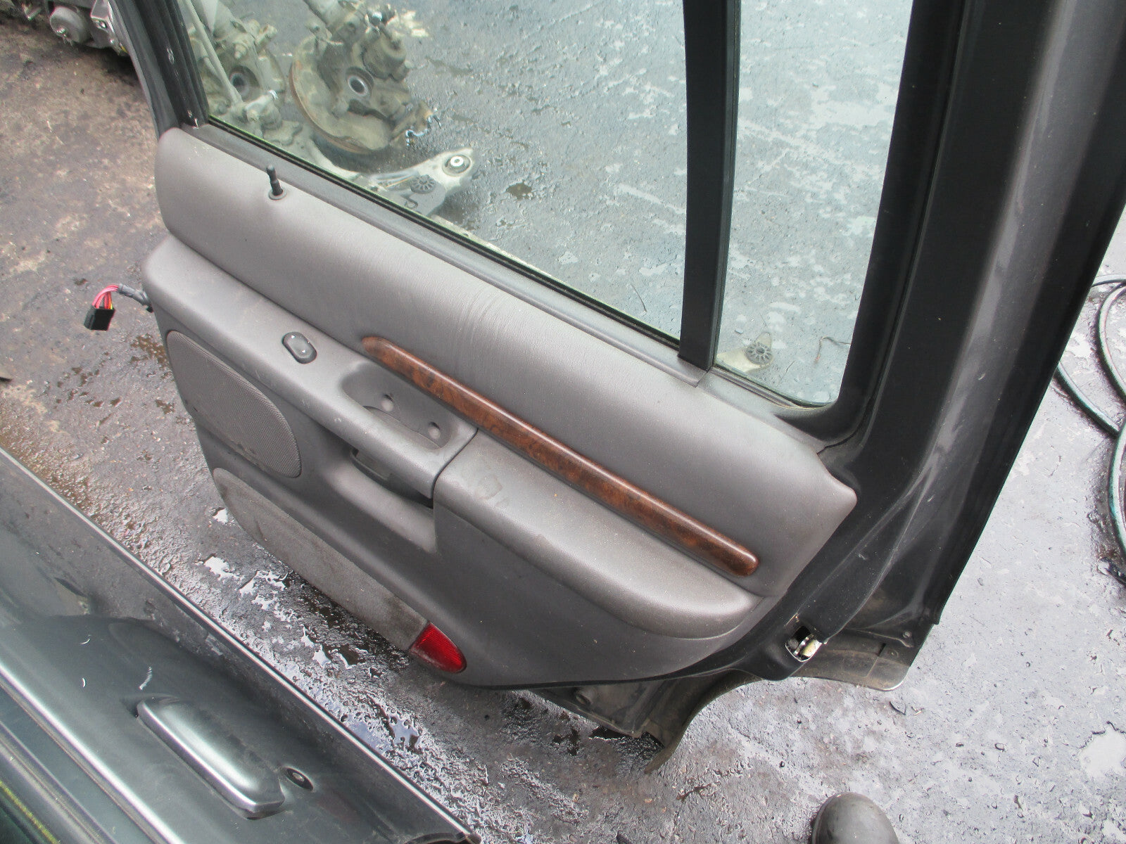 FORD EXPLORER 2000 OSR DRIVER SIDE REAR COMPLETE DOOR PLATINUM METALLIC