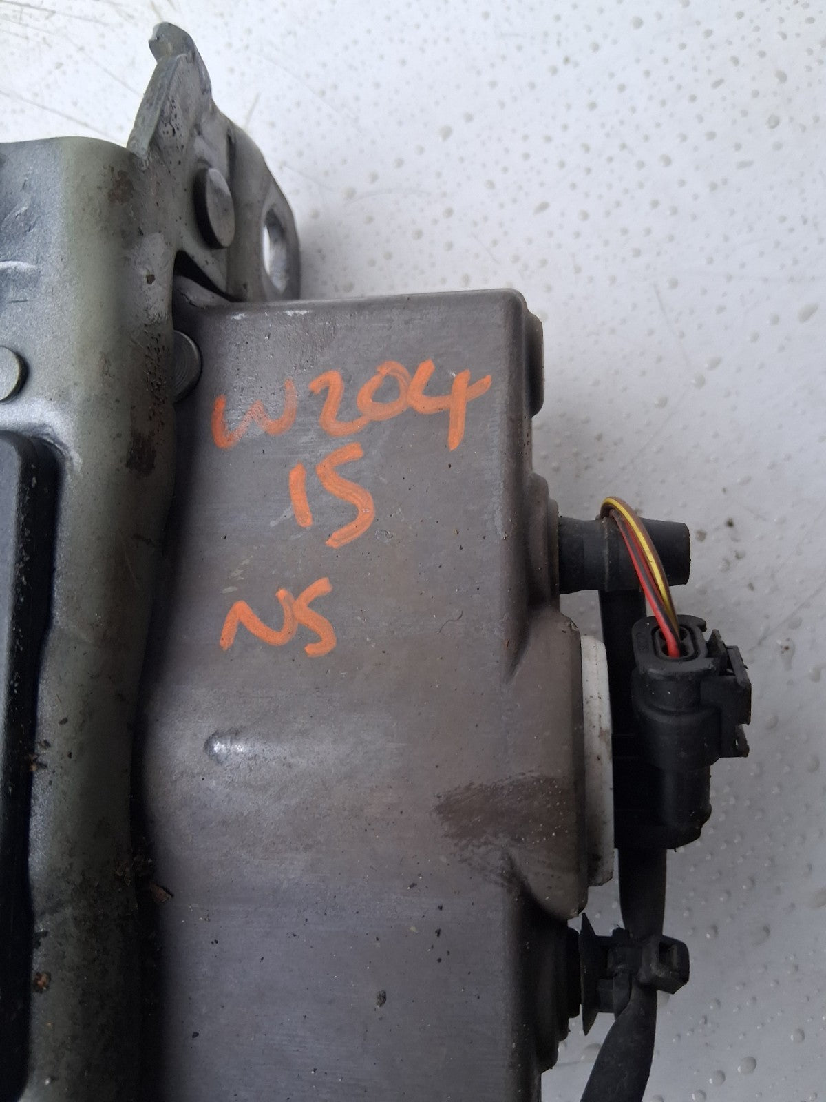 MERCEDES BENZ C CLASS W204 PASSENGER LEFT SIDE HINGE BONNET HOOD 19033900016
