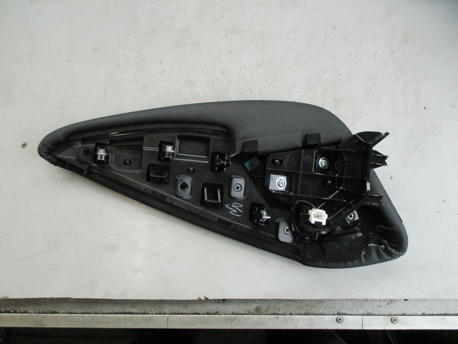 NISSAN QAHSQAI J11 MK2 CENTRE CONSOLE NS PASSENGER SIDE TRIM 969RK4EH0A