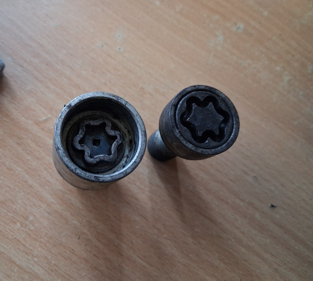 2018 VW VOLSWAGEN  GOLF MK7 WHEEL LOCKING NUTS WITH KEY