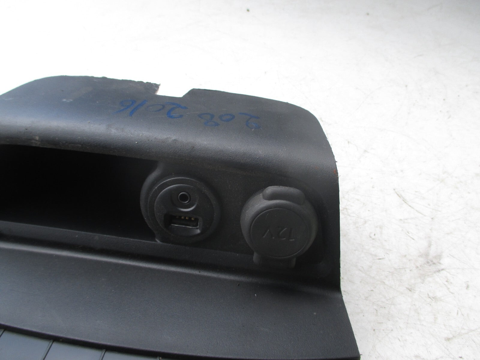 PEUGEOT 208 2016 AUX USB 12V VOLT SOCKET BLOCK TRIM 1174142X 9674655277