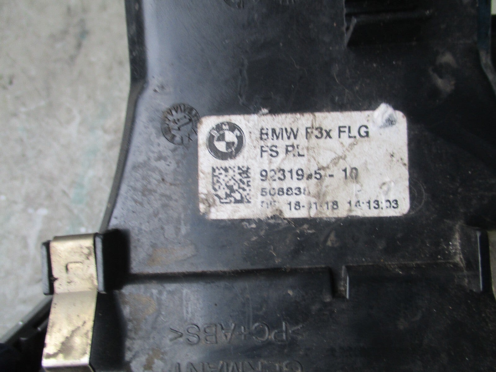 2004 BMW  CENTER AIR VENT TRIM 508838