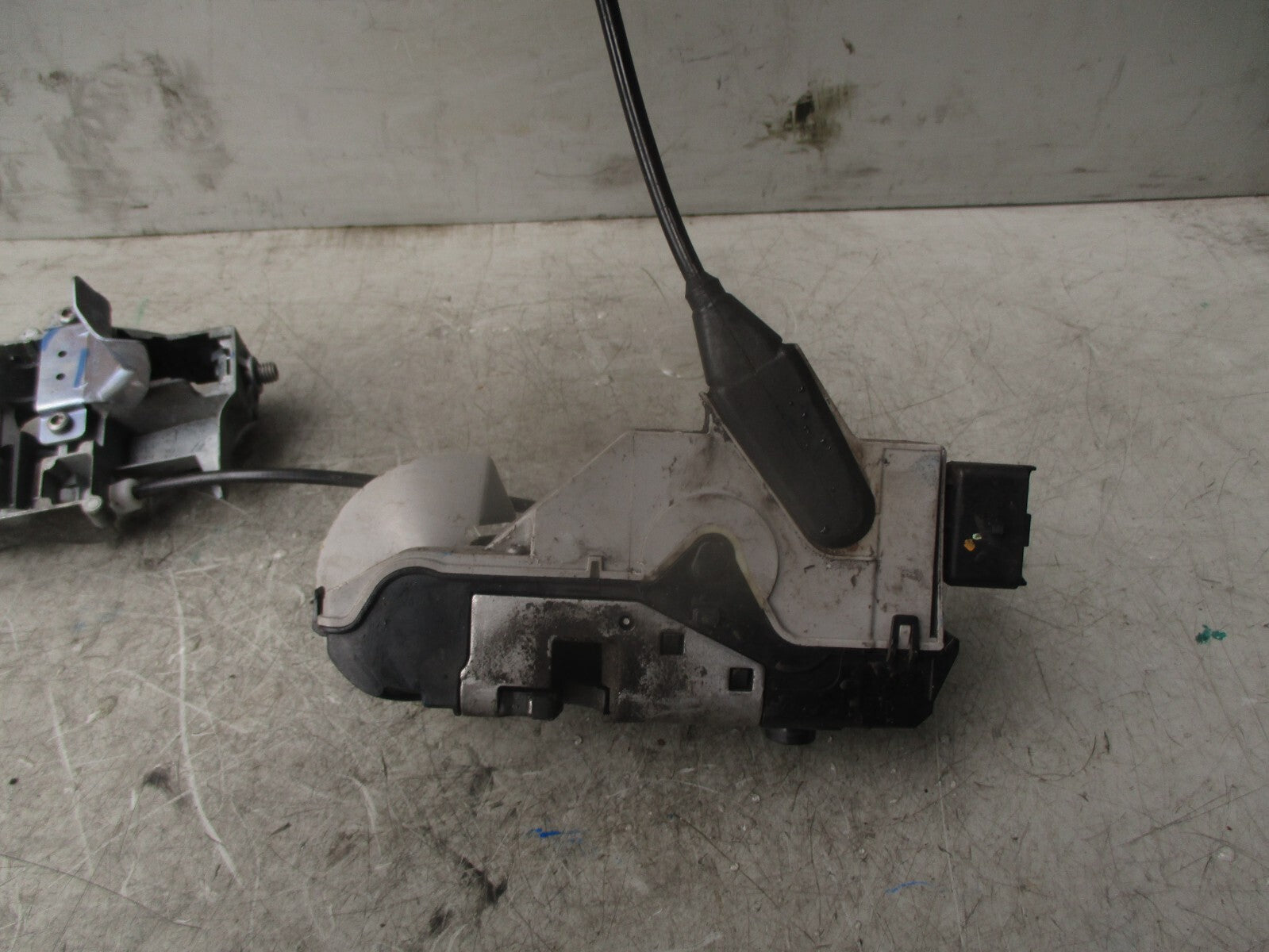 2015 PEUGEOT 208 5 DOOR NSF PASSENGER FRONT DOOR LOCK MECHANISM