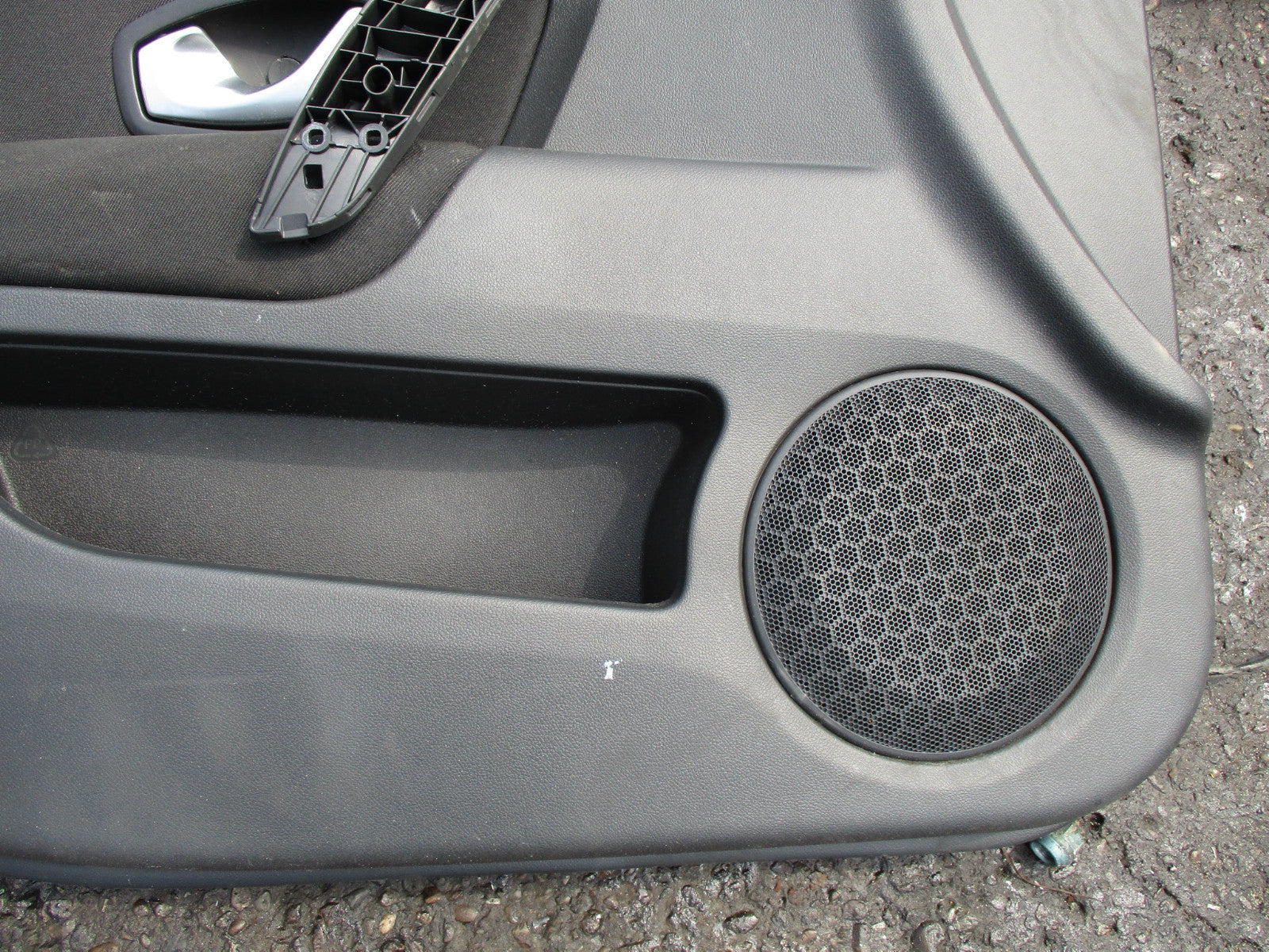 RENAULT LAGUNA MK3 2008 NSF PASSENGER SIDE FRONT PLASTIC DOOR CARD PANEL