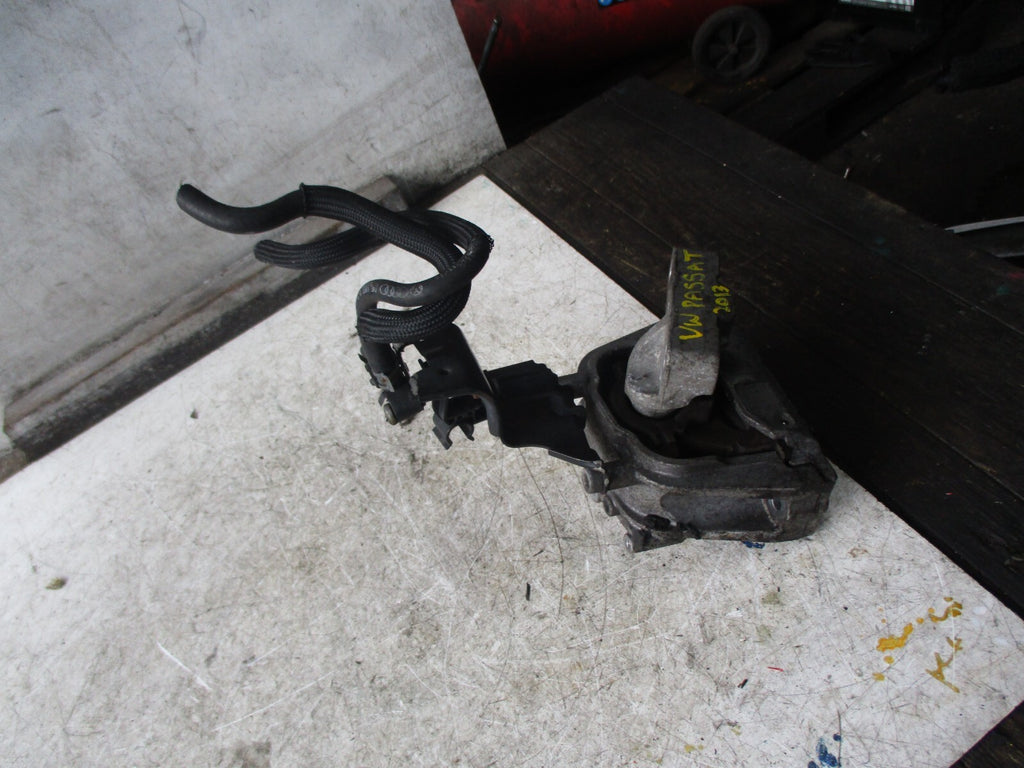 VW VOLKSWAGEN PASSAT 2013 ENGINE MOUNT 1K0131552N