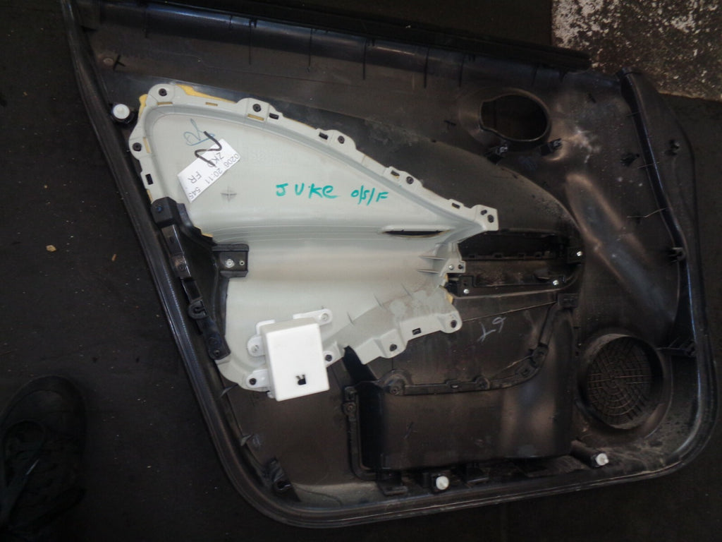 NISSAN JUKE 2015 OSF DRIVER SIDE FRONT DOOR CARD 809101KBOA