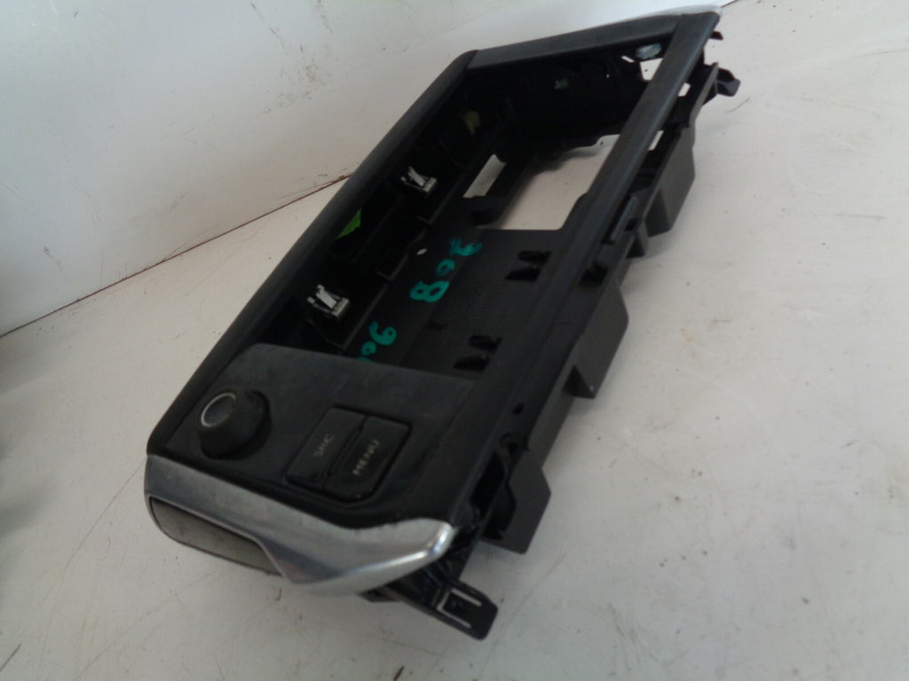 PEUGEOT 208 2016 MK1  DISPLAY SCREEN SATNAV SURROUND 9673861377 9672846077