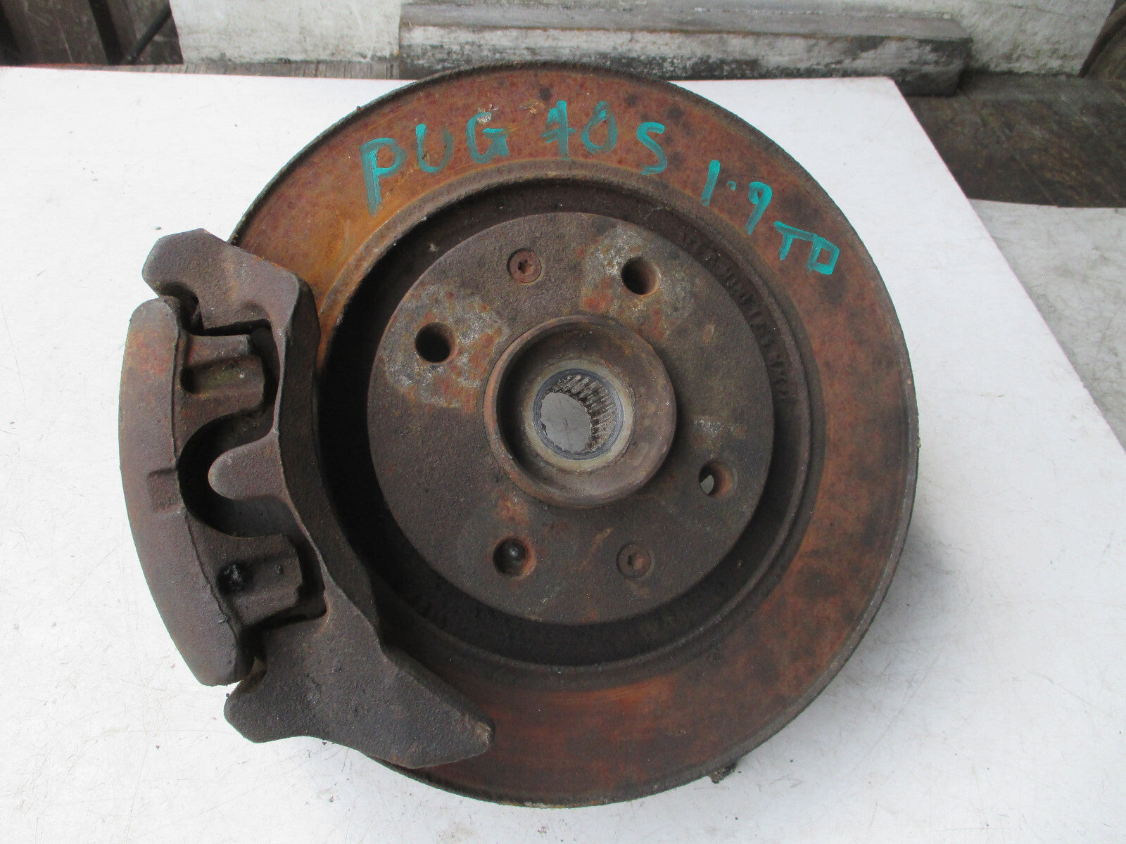 PEUGEOT 405 1997 1.9 TDI NSF PASSENGER FRONT BRAKE CALIPER HUB SHOCK SPRING