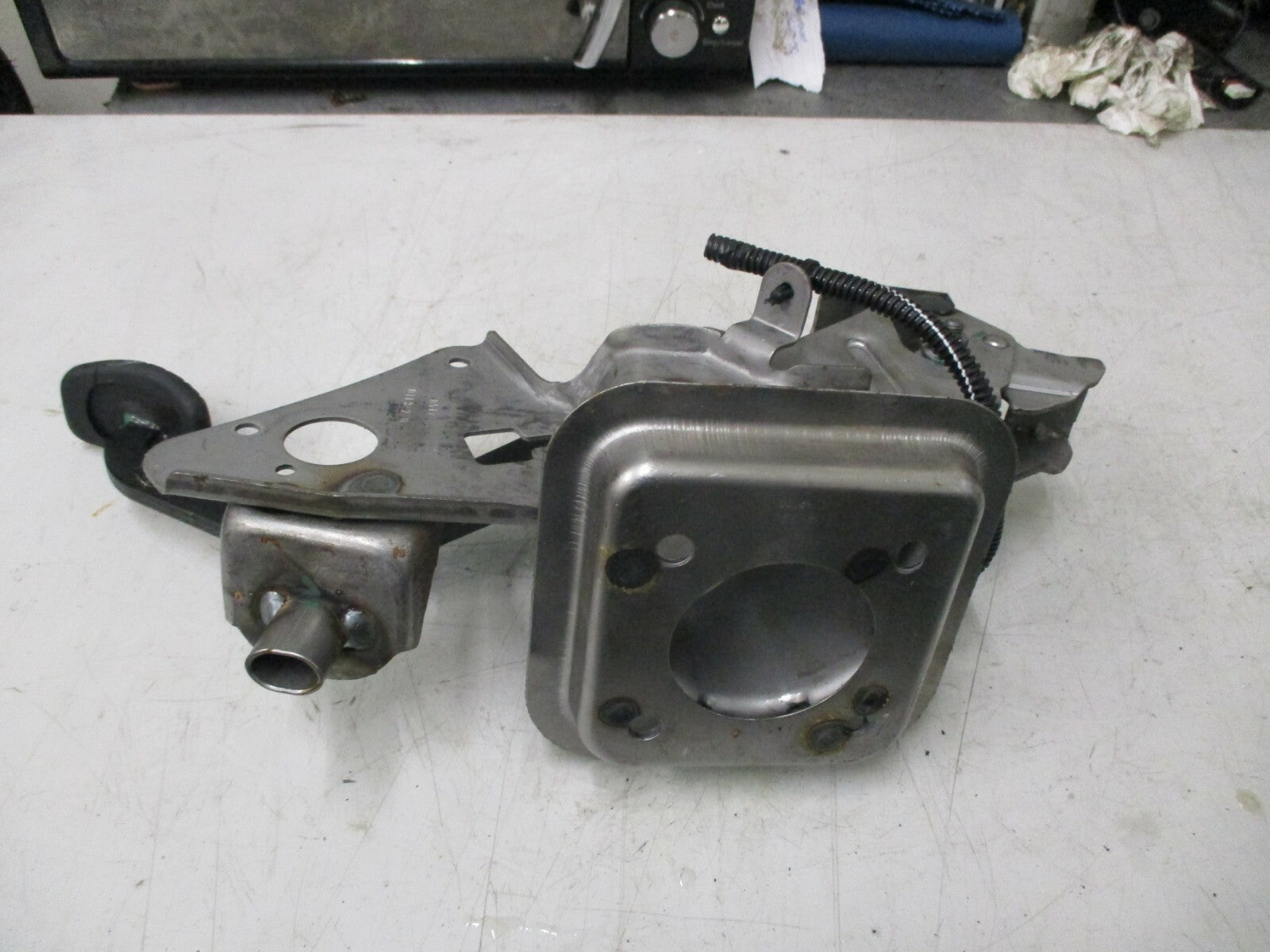 RENAULT CLIO MK4 2013 FOOT BRAKE PEDAL ASSEMBLY WITH MOUNT BRACKET