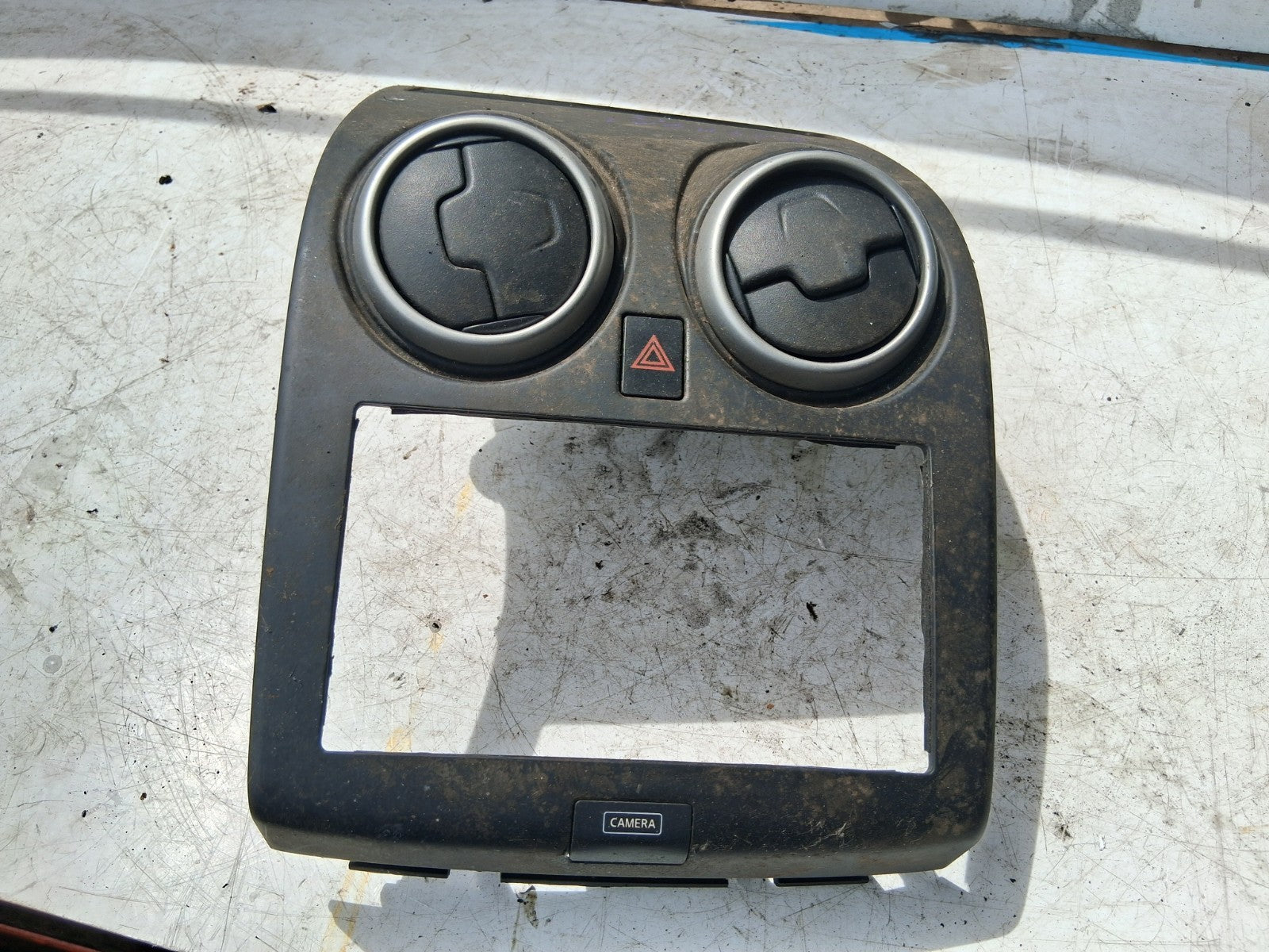 2013 NISSAN QASHQAI J10 FRONT BOTH AIR VENTS & HAZARD SWITCH TRIM P10381A77100