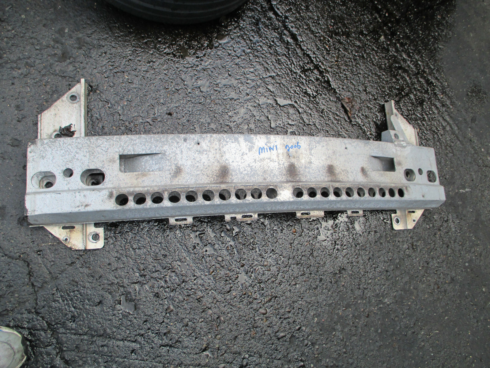 BMW MINI COOPER R50 2006 1.6 PETROL FRONT BUMPER REINFORCEMENT BAR