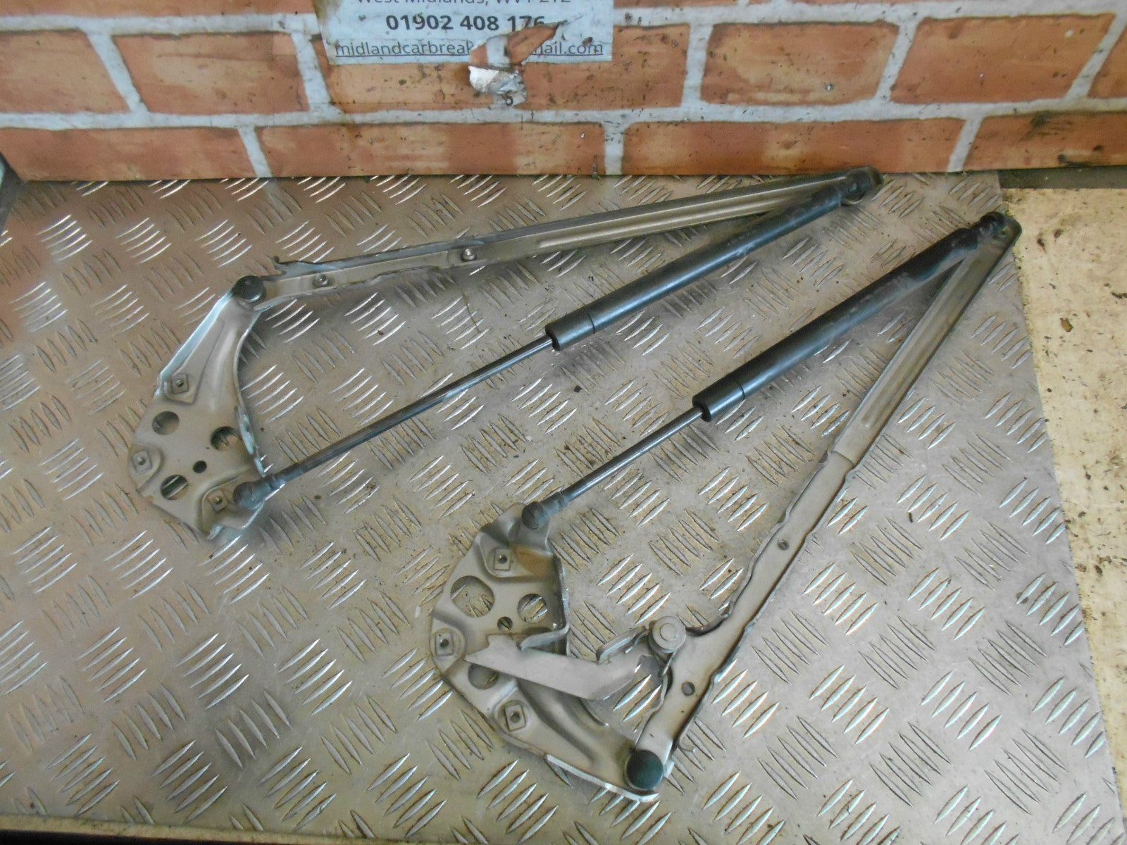 MERCEDES E CLASS W210 1998 OSF NSF DRIVER PASSENGER SIDE BONNET HINGES STRUTS