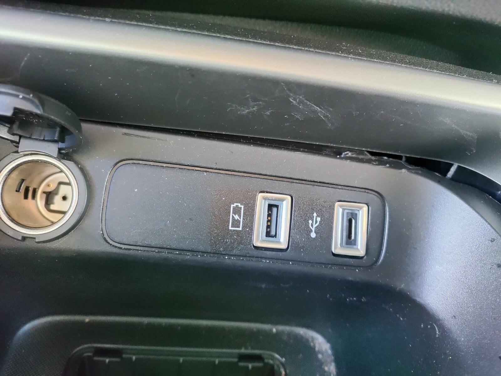 2024 JEEP AVENGER 1.2 PETROL USB CHARGING PORT & 12V SOCKET