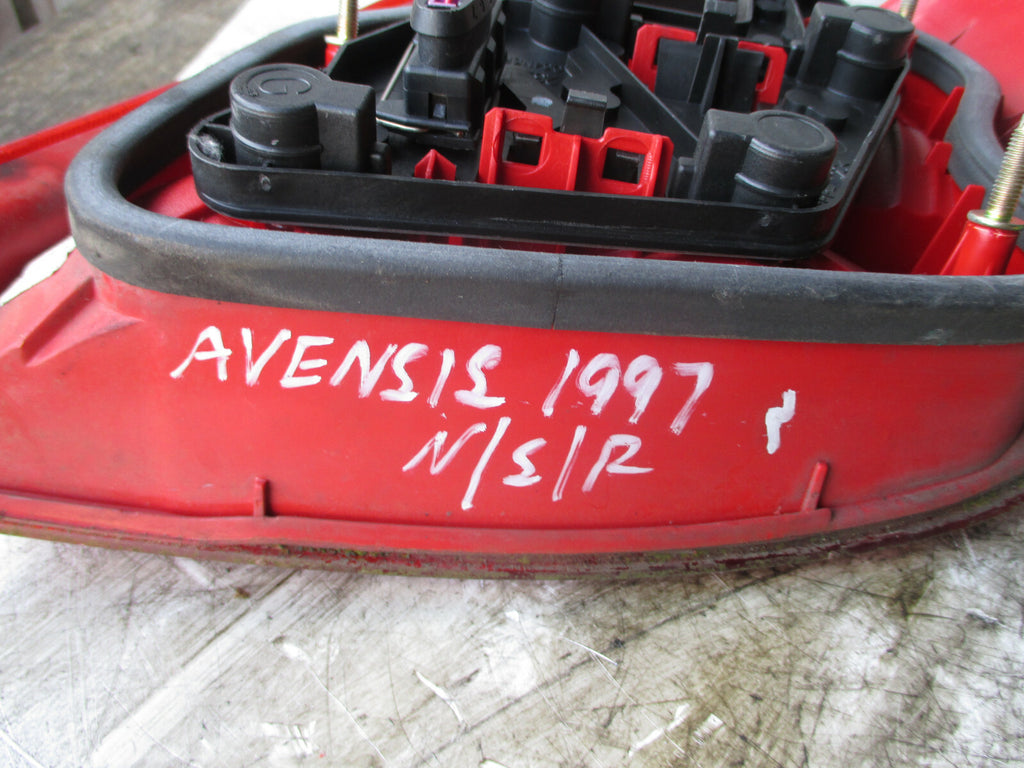 TOYOTA AVENSIS 1997 NSR PASSENGER SIDE REAR BRAKE TAIL LIGHT CLUSTER 23280102