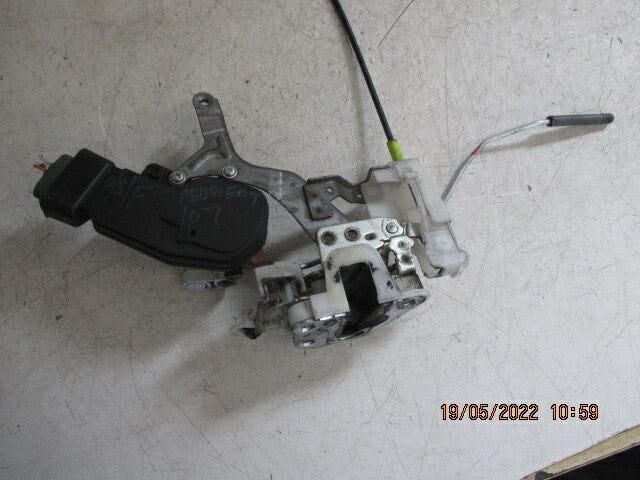 2007 PEUGEOT 107 OSF DRIVER SIDE FRONT DOOR LOCK MECHANISM MECH