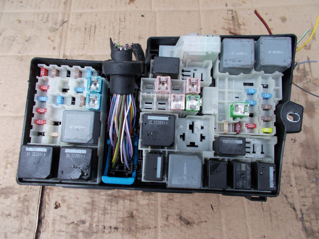 2014 FORD FOCUS MK3 1.6 FUSE BOX AV6T14A142AB