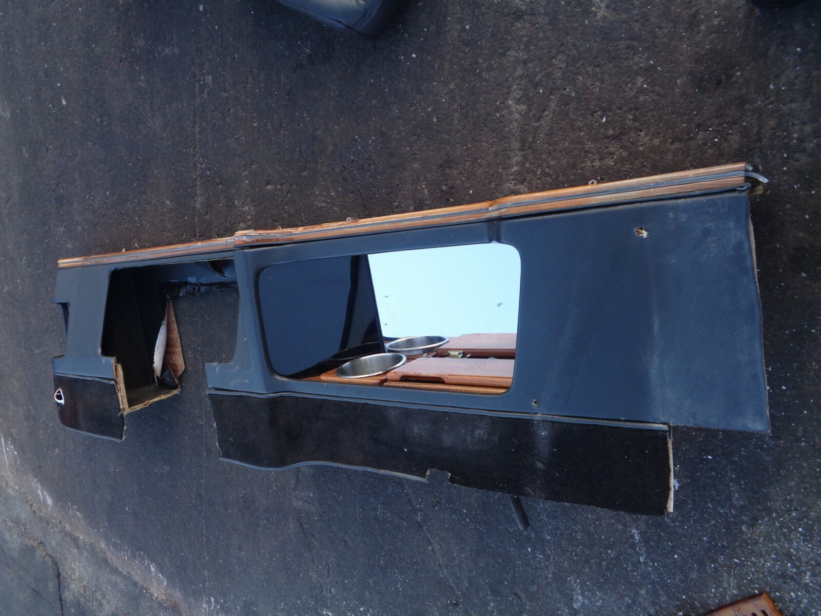 LINCOLN TOWN CAR LIMOUSINE RIGHT SIDE CONVIENCE SIDE COMPARTMENT