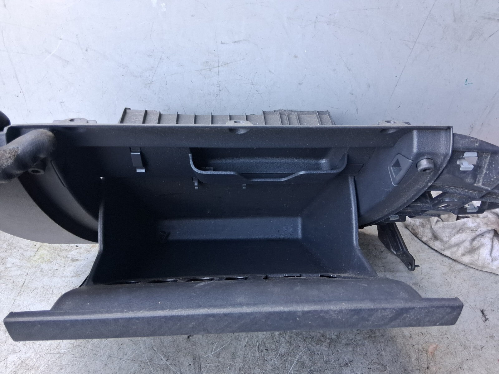 2014 VW VOLKSWAGEN UP DASHBOARD GLOVE BOX FRONT STORAGE COMPARTMENT 1S2857097C