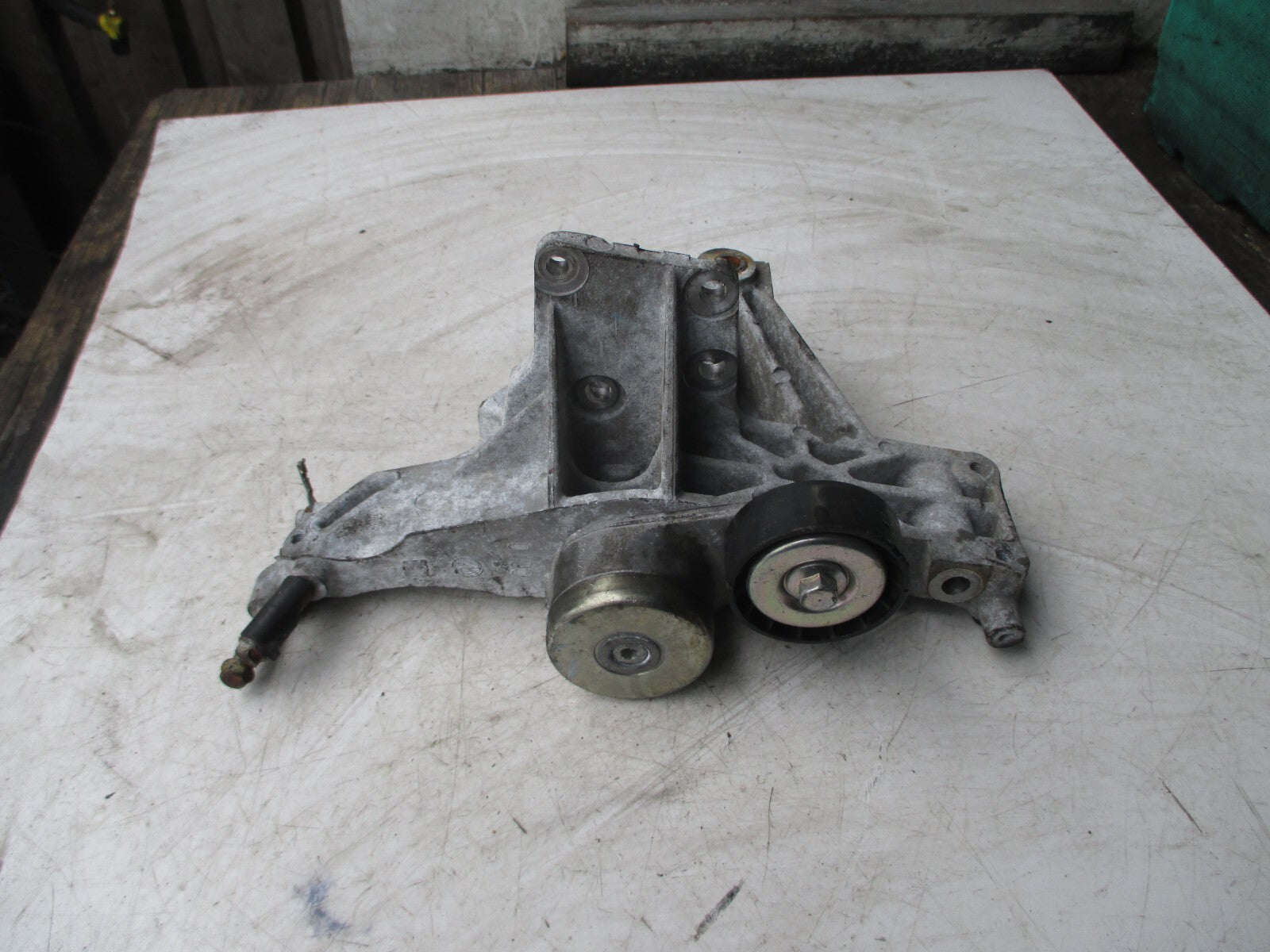 FIAT 500 2016 ENGINE MOUNT BRACKET TENSIONER PULLEY WHEEL ASSEMBLY UNIT
