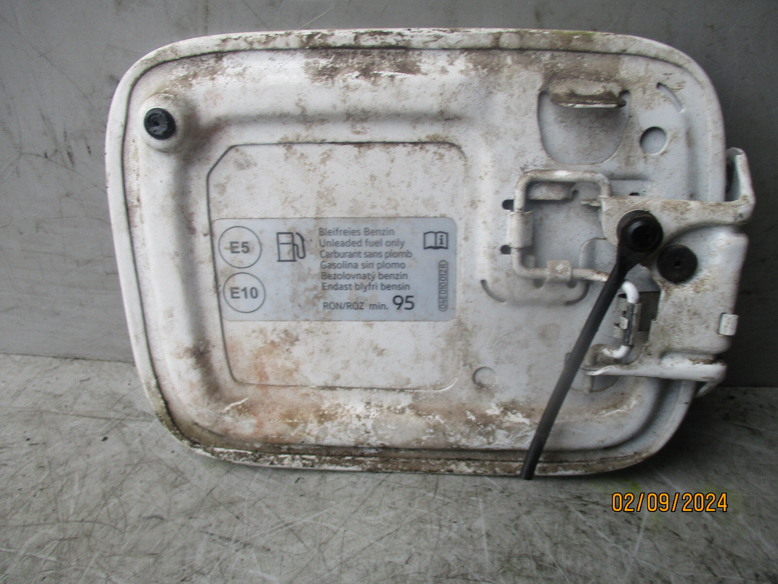 VW CADDY TYP 2K 2019 FUEL FILLER CAP FLAP WHITE