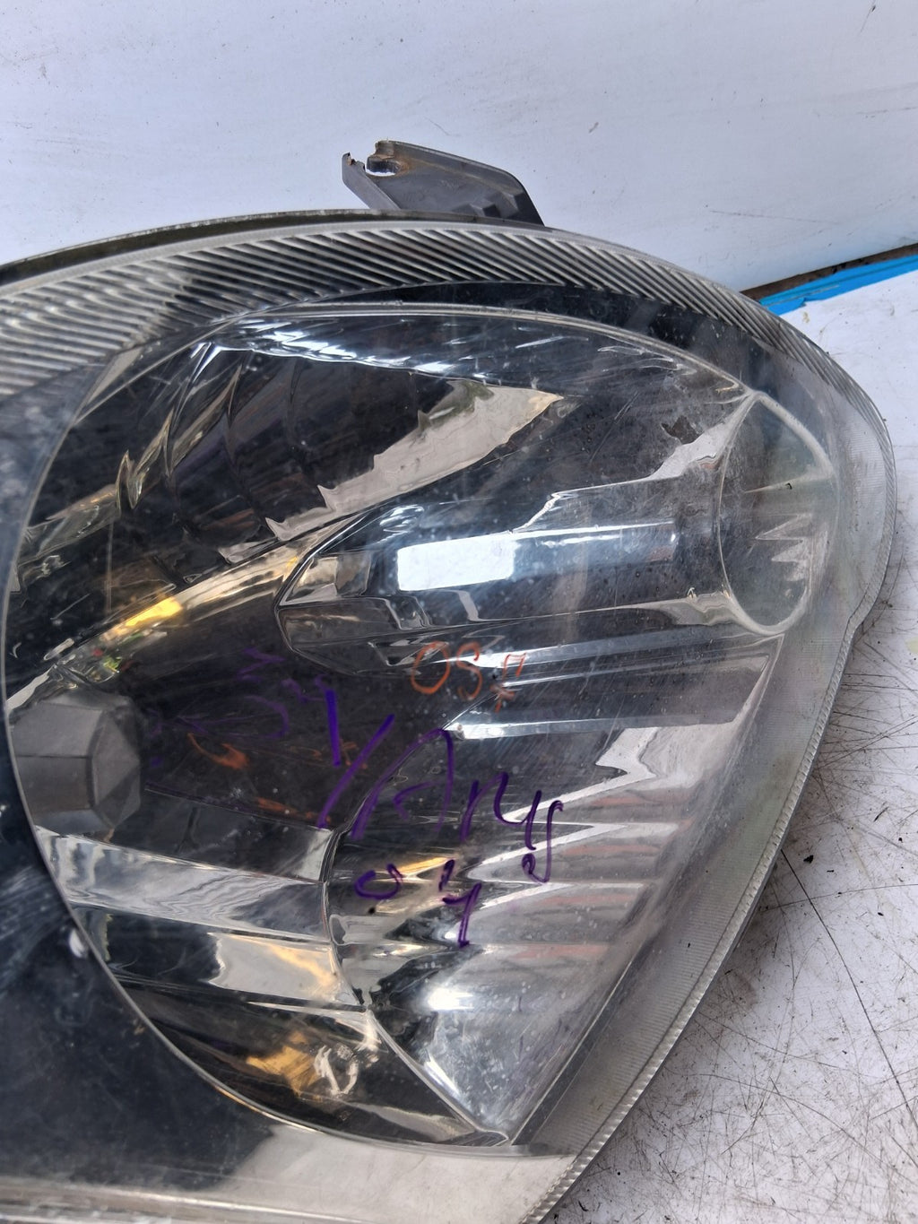 2004 TOYOTA YARIS OSF FRONT NEAR DRIVER SIDE HEADLIGHT HEADLAMP 153912306