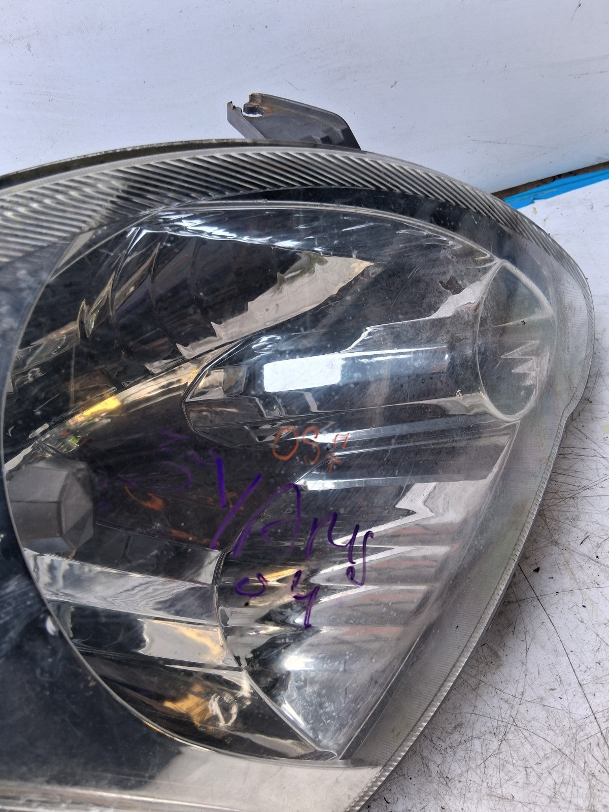2004 TOYOTA YARIS OSF FRONT NEAR DRIVER SIDE HEADLIGHT HEADLAMP 153912306