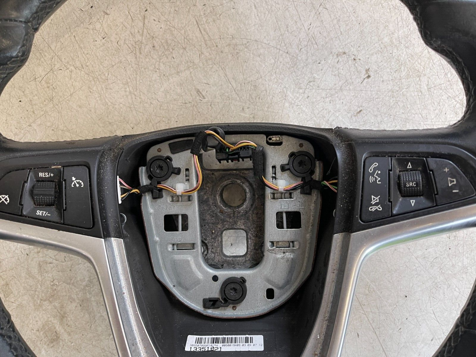 VAUXHALL LEATHER STEERING WHEEL WITH CONTROLS 13351021