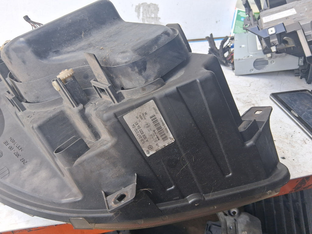 2010 MERCEDES BENZ SPRINTER W907 OSF DRIVER SIDE FRONT HEADLIGHT A9068200461