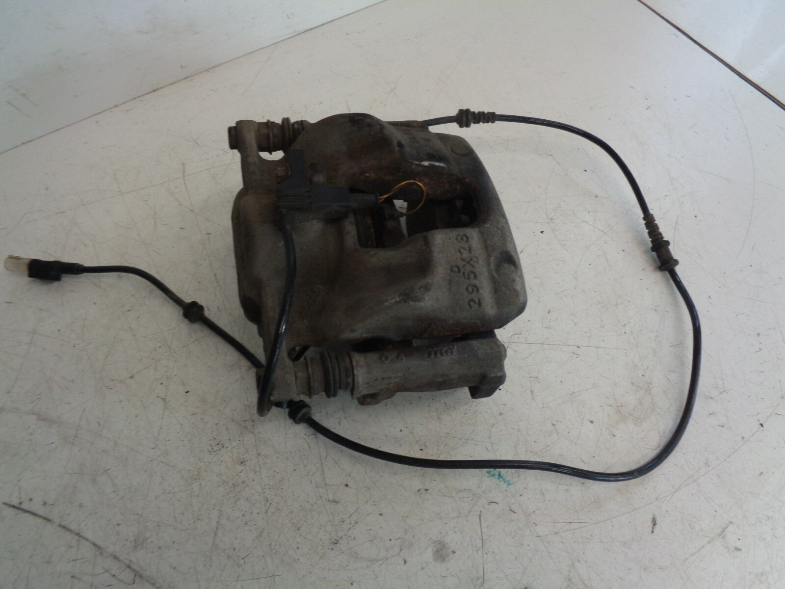 MERCEDES BENZ 2018 2.1 DIESEL A200d DRIVER SIDE FRONT BRAKE CALIPER WITH SENSOR