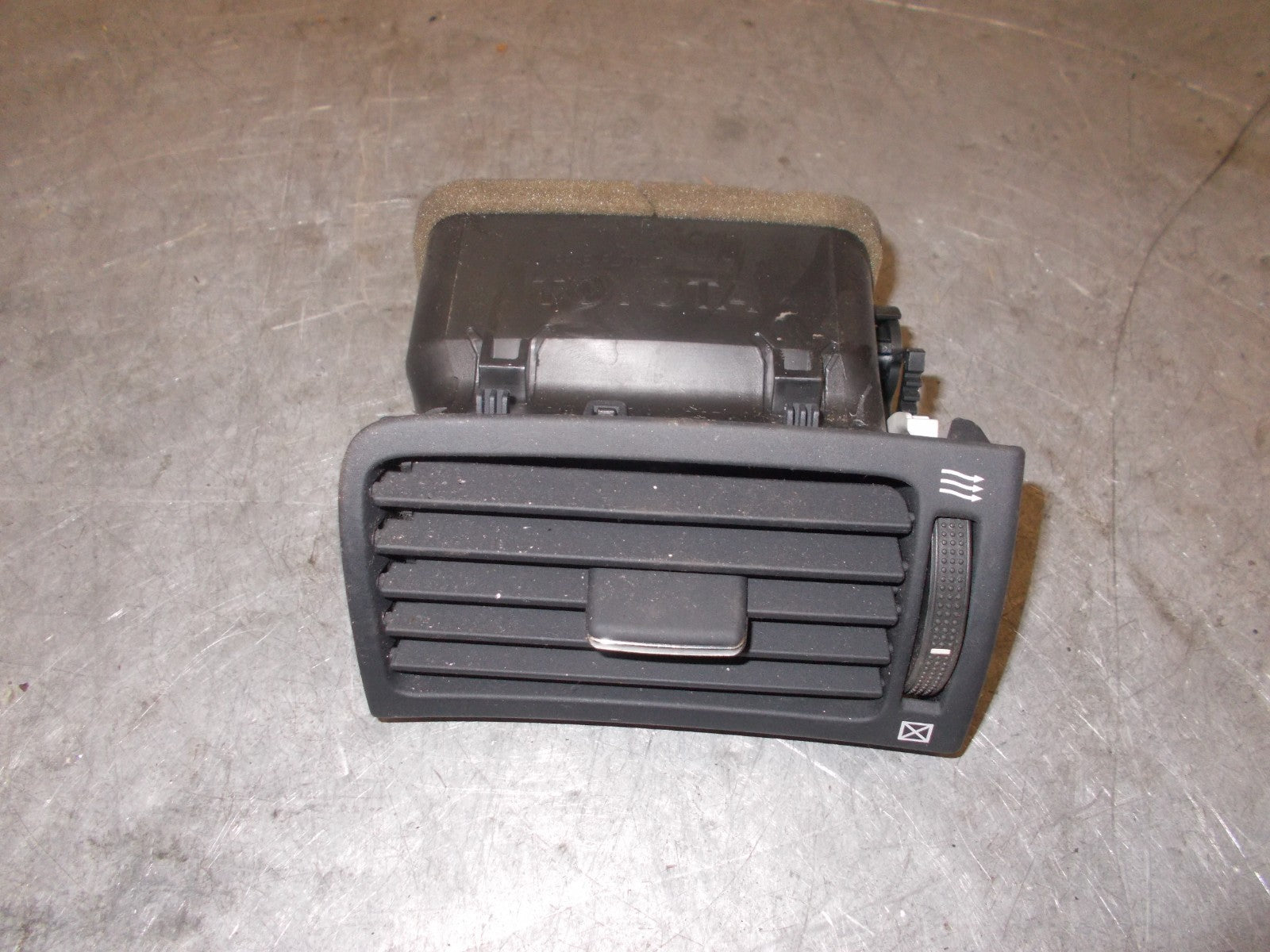 TOYOTA AVENSIS T250 2007 MK2 NS PASSENGER SIDE AIR VENT