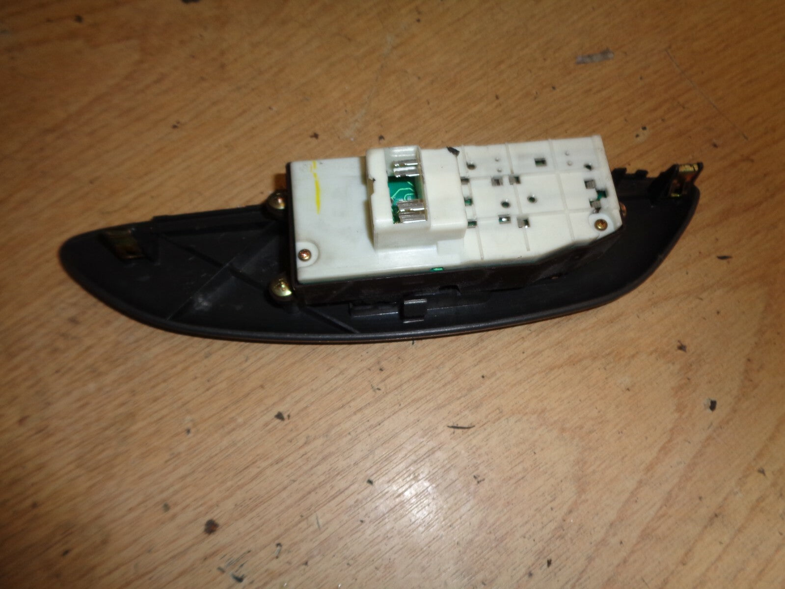 TOYOTA YARIS MK1 2002 DRIVER SIDE WINDOW GLASS SWITCH