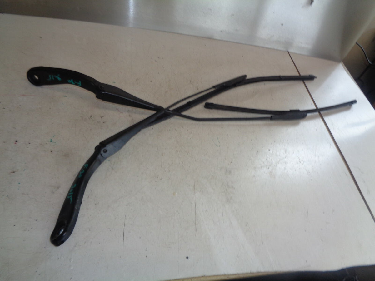 BMW 3 SERIES F30 2015 FRONT WINDSCREEN WIPER ARMS 7260482