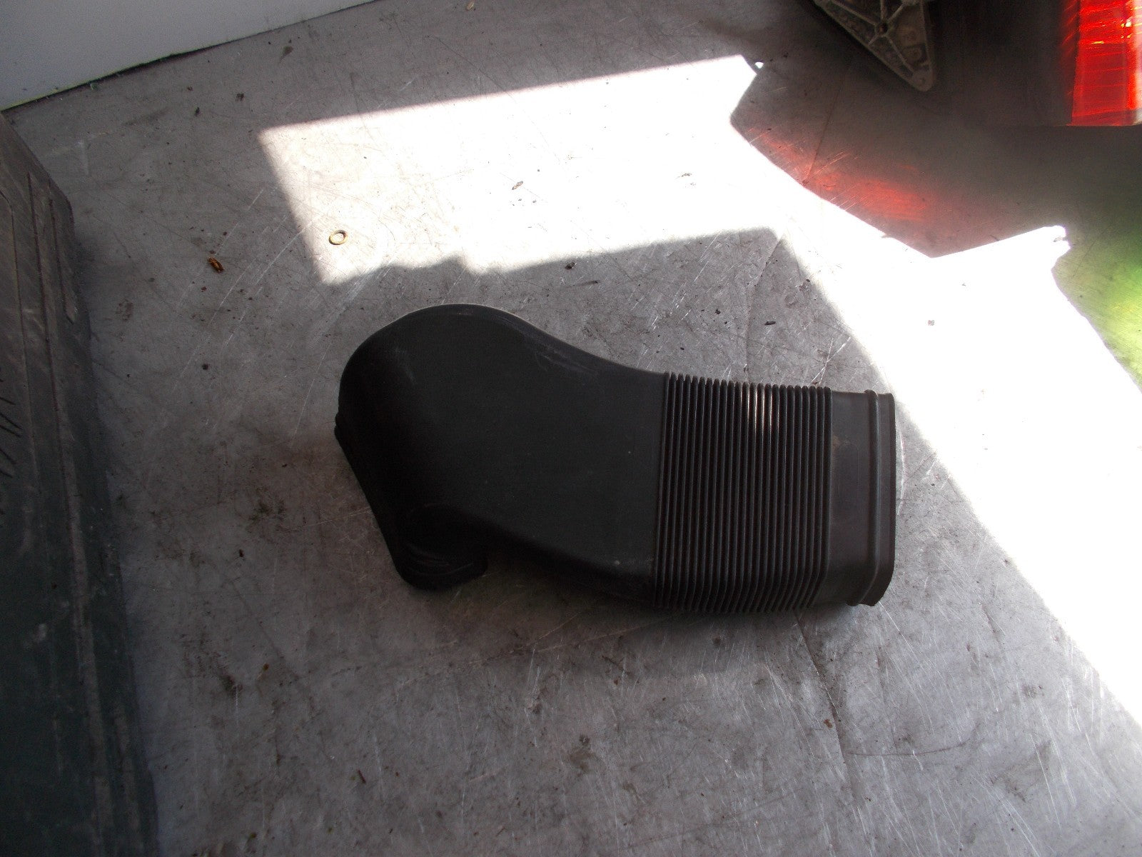 VOLKSWAGEN AUDI SEAT AIR INTAKE PIPE DUCT 8D0129617E