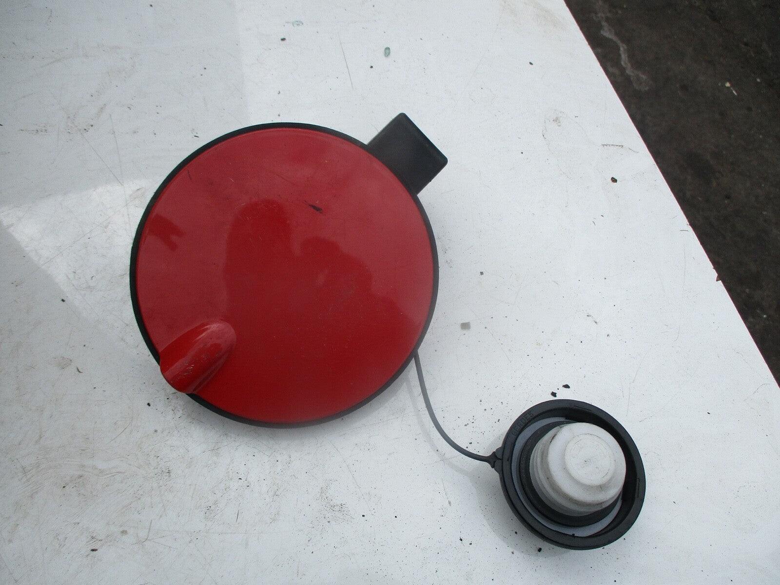VAUXHALL CORSA D 1.3 DIESEL FUEL FILLER CAP 13 183 307 RED