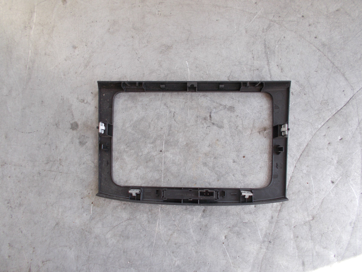 VW VOLKSWAGEN PASSAT B6 2006 STEREO SURROUND TRIM SILVER 3C0858069M