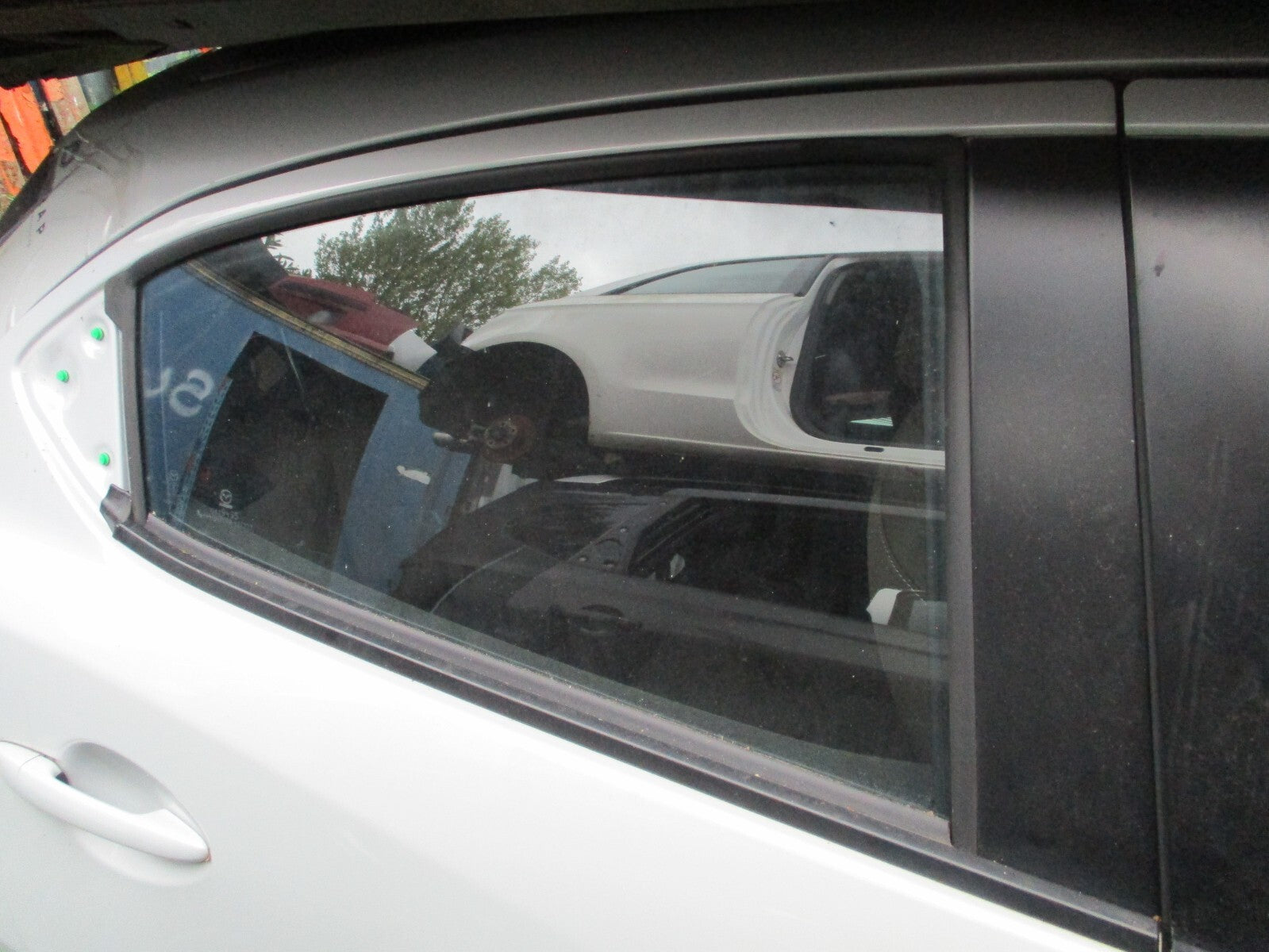 2023 MAZDA 2 MK3 DJ OSR DRIVER SIDE REAR WINDOW GLASS DROP PANEL