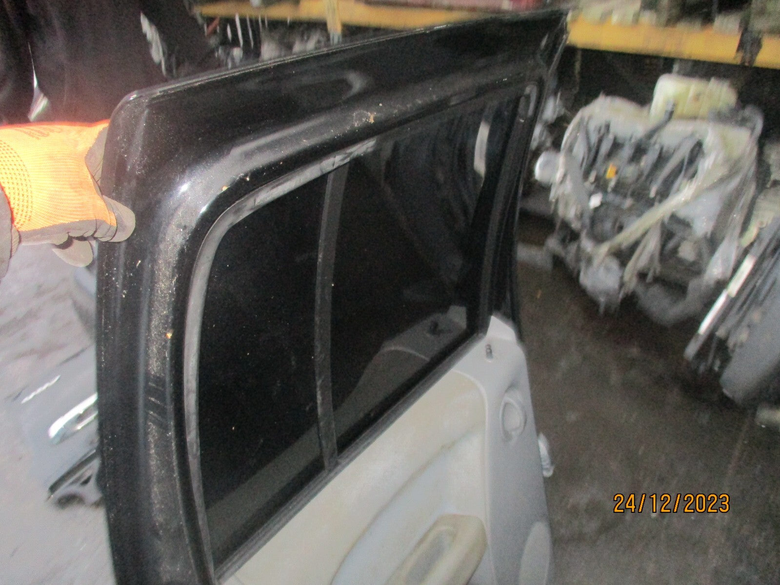 2006 JEEP CHEROKEE MK3 NSR PASSENGER SIDE REAR COMPLETE DOOR BLACK