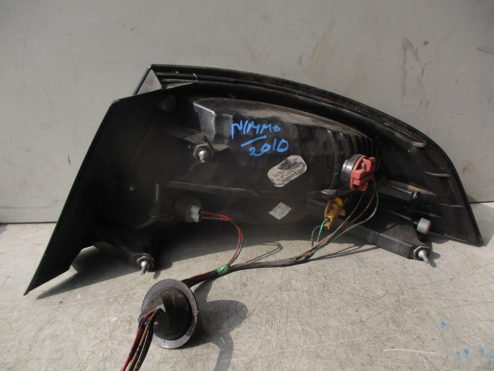 2010 FORD DORCHESTER COLEMAN MILNE NSR PASSENGER SIDE REAR LIGHT 8R2913405CB