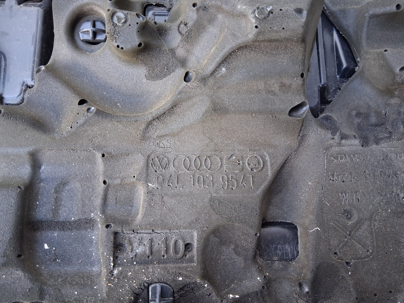 2013 SEAT LEON MK3 2.0 DIESEL TDI ENGINE COVER 04L103925S