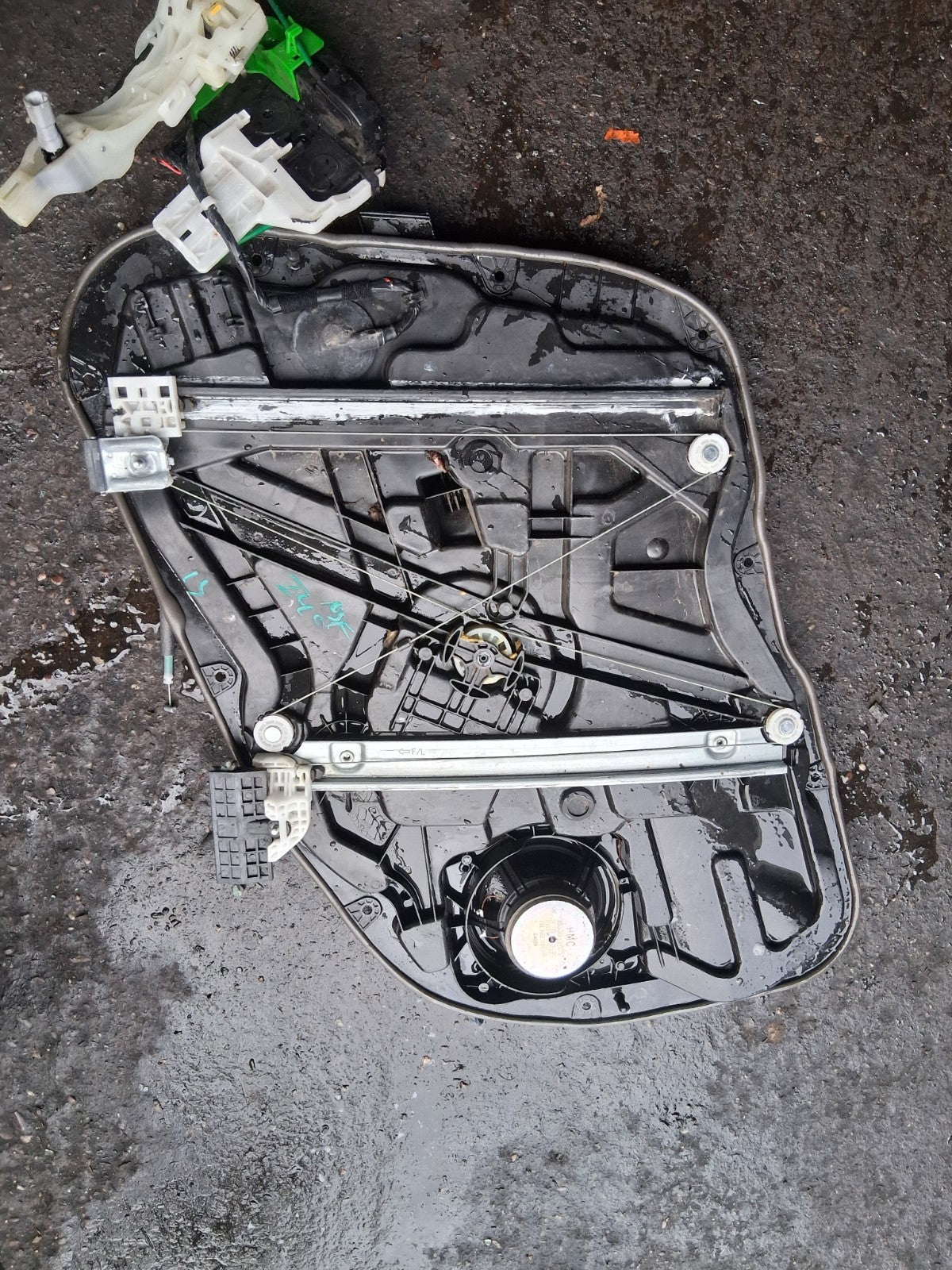 2013 HYUNDAI I40 NSF PASSENGER SIDE FRONT LEFT WINDOW MOTOR REGULATOR