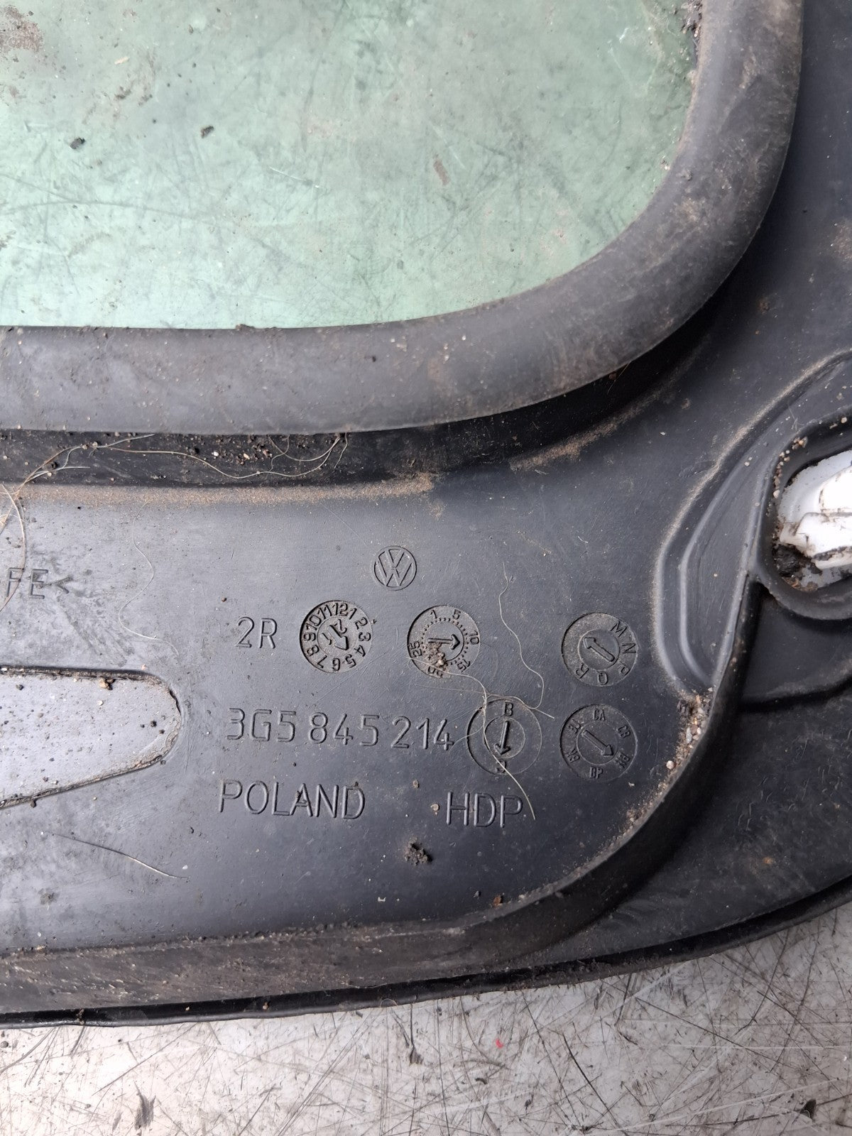 2021 VOLKSWAGEN PASSAT HATCH OSR DRIVER SIDE REAR DOOR MAIN WINDOW GLASS E000233