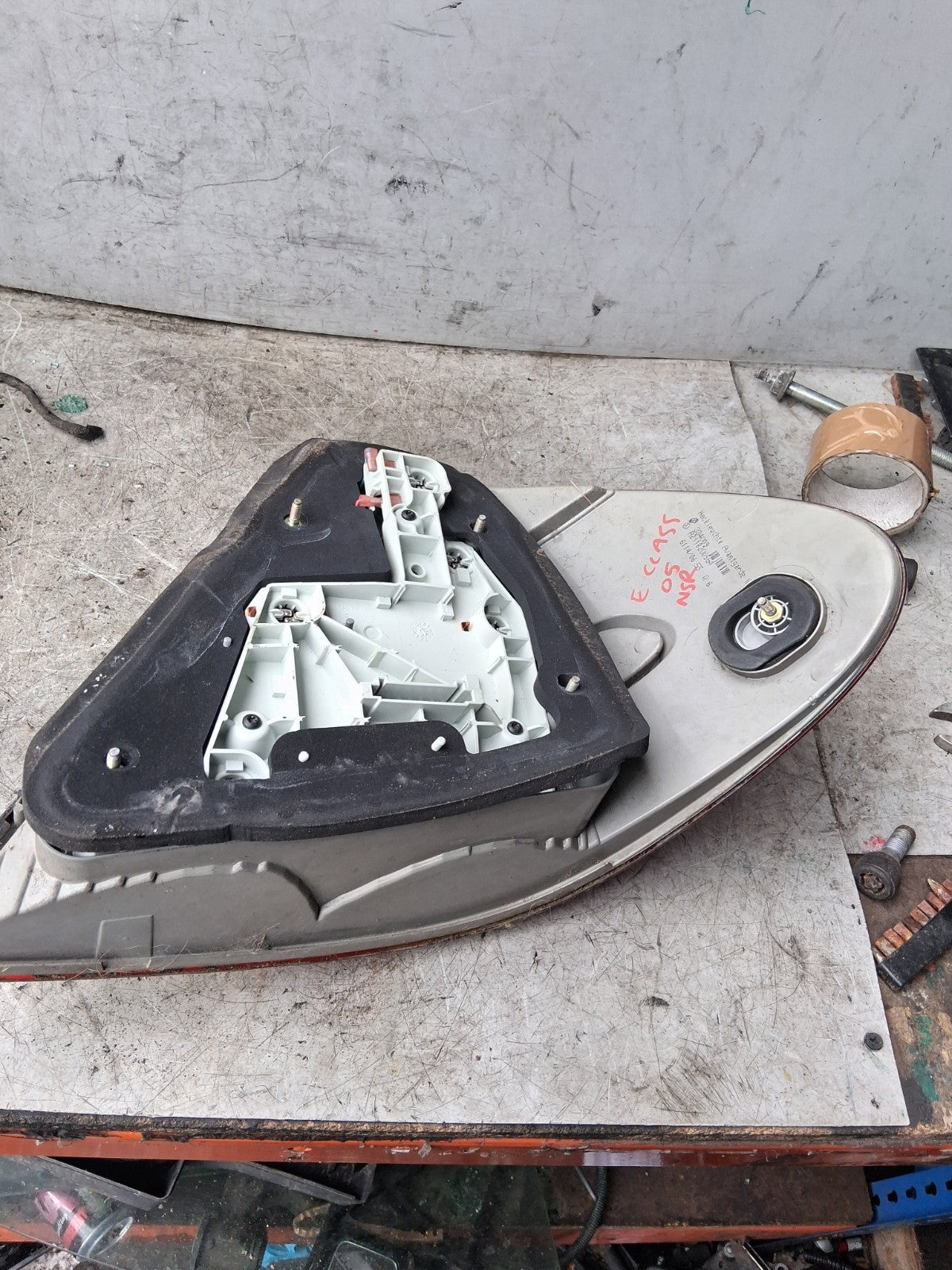 2005 MERCEDES E CLASS NSR PASSENGER REAR BRAKE STOP LIGHT LED A2118200564