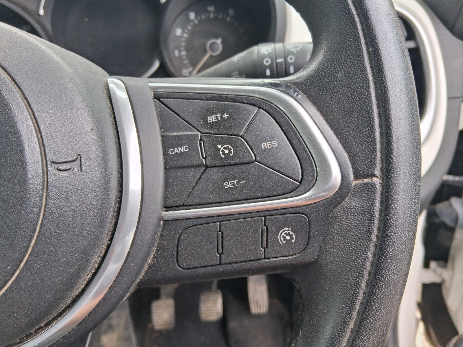 2019 FIAT 500L HATCH 3 SPOKE MULRIFUNCTION LEATHER STEERING WHEEL NO AIRBAG