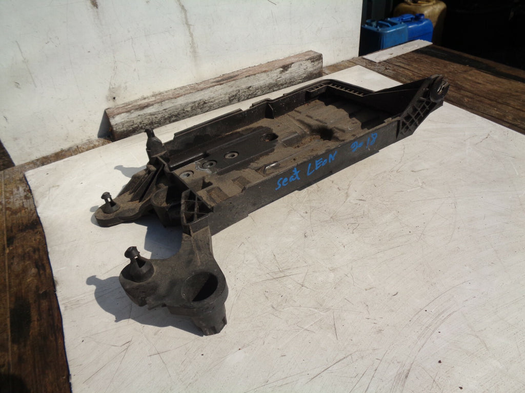 SEAT LEON MK3 2018 BATTERY TRAY CONSOLE HOLDER 5Q0915321